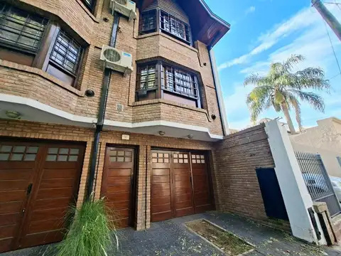 VENTA CASA TRIPLEX 4 AMB C/ COCHERA Y PATIO BERNAL