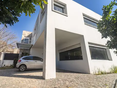 Casa en Venta con 4 cocheras