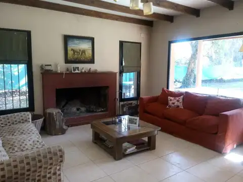 Casa 4 ambientes con 2 baños