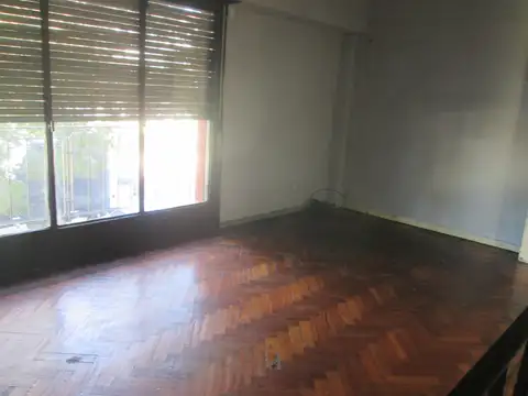 PISO UNICO 4 AMB. + DEP. SERV.  TZA.(Falta pintura)