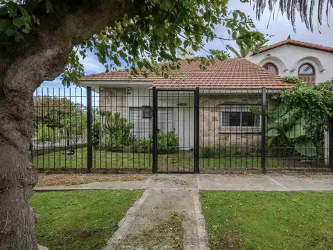 VENTA CASA 4 AMB CON JARDÍN Y COCHERA PARQUE LURO