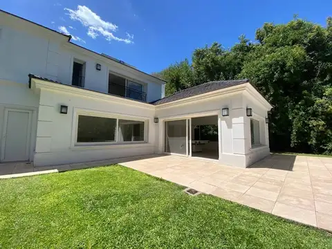 Casa en Alquiler Temporal con 2 cocheras