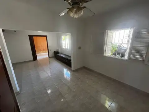 Casa 6 ambientes con 2 baños