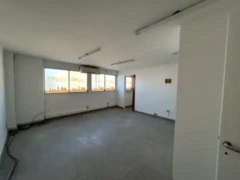 Oficina 5 ambientes con 3 baños