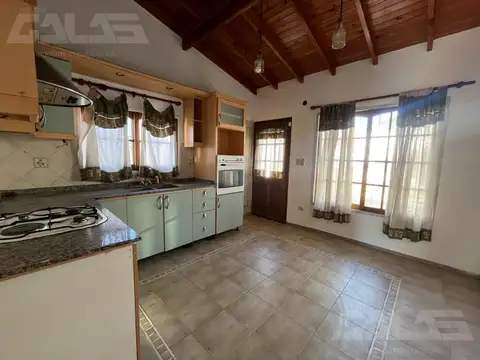 Casa 4 ambientes con 2 baños