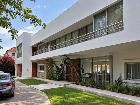 Casa 8 ambientes con 6 baños