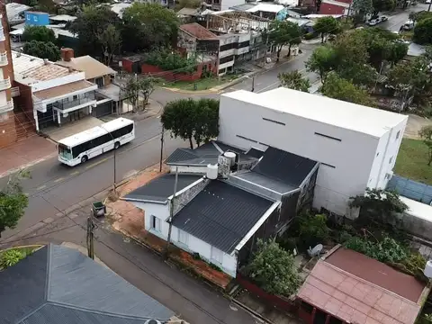 Excelente Propiedad en Esquina sobre Av. Lopez Torres 