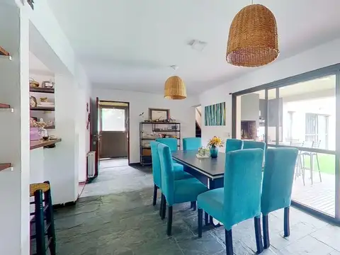 Casa 5 ambientes con 4 baños