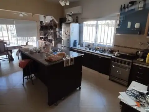 OPORTUNIDAD CASA 8 AMBIENTES DIVIDIDA EN DOS CON COCHERAS