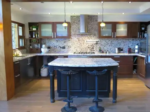 Casa 5 ambientes con 3 baños