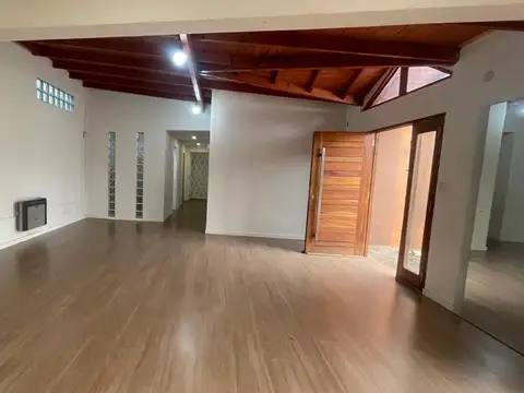 Casa 5 ambientes con 3 baños