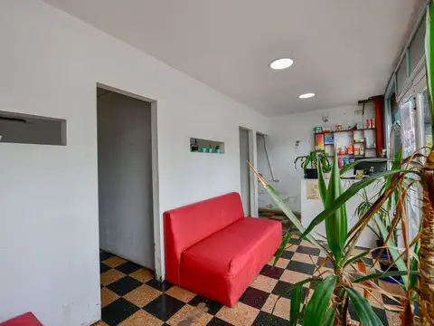 Local comercial sobre Av. Montevideo 95m2