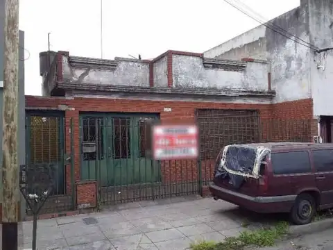 EXCELENTE OPORTUNIDAD. AMPLIO LOTE PROPIO. ESCUCHA OFERTA.