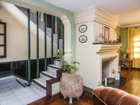 Casa 8 ambientes con 4 baños