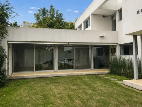 Casa 6 ambientes con 2 baños