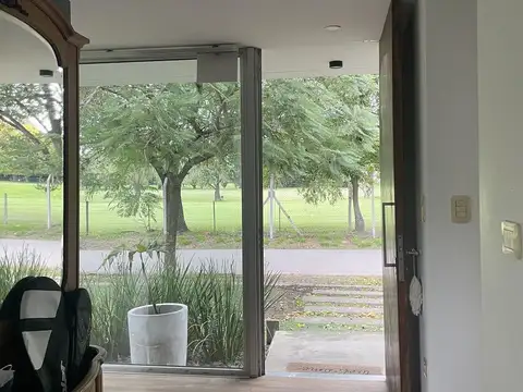 Casa en Alquiler con 2 cocheras