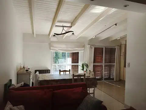 Depto Tipo Casa 4 ambientes con 2 baños