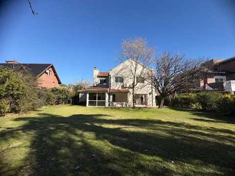 Casa en Venta con 3 cocheras