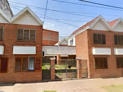 Dúplex de 3 ambientes con cochera, patio y terraza