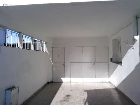 Casa 8 ambientes con 2 baños