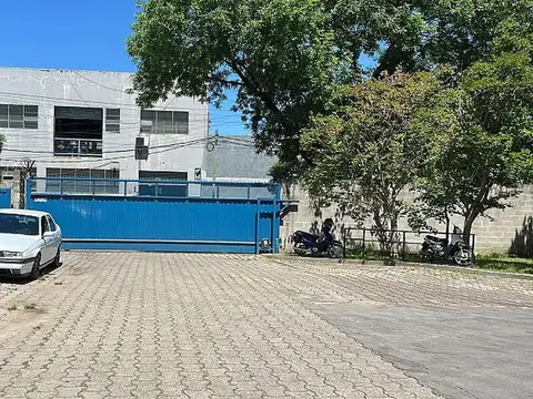 Deposito de 1,600 m2 s/ 3,300 de terreno con salida a 3 calles playa de maniobras techos metalicos
