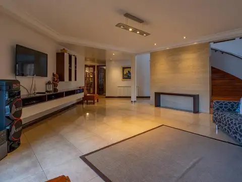 Casa en Venta con 3 cocheras