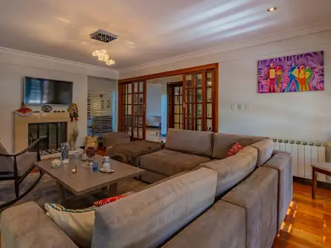 Casa 9 ambientes con 5 baños