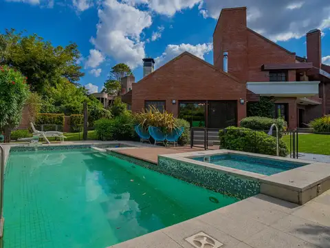 Importante residencia en el exclusivo barrio Los Troncos. TOUR VIRTUAL