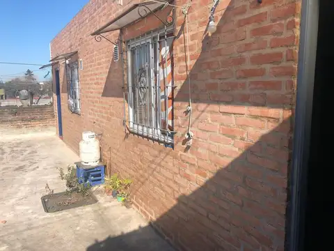 Propiedad en Block. 3 viviendas, local y deposito.