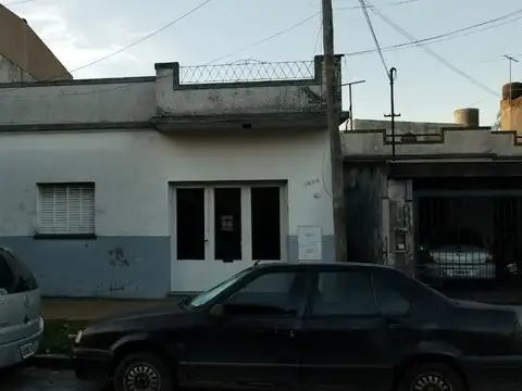 EN VENTA EN CASEROS CASA AL FRENTE CON GARAGE; 2 DORMITORIOS, PATIO Y TERRAZA - FICHA 7645