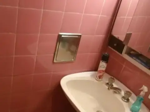 EN VENTA EN CASEROS CASA AL FRENTE CON GARAGE; 2 DORMITORIOS, PATIO Y TERRAZA - FICHA 7645