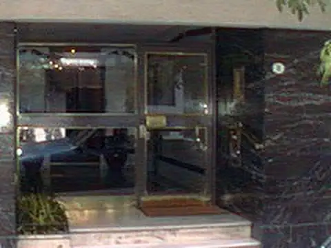 EXCELENTE UBICACION A MTS. AVDA. RIVADAVIA SUBTE "A"  - MUY BUEN ESTADO - TODO LUZ - CON TERRAZA -
