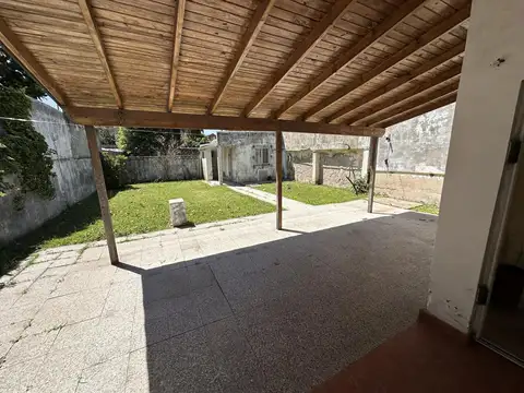 Venta Casa 3 ambientes con jardín en Claypole