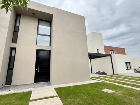 Casa 3 dormitorios 2 baños en distrito sur pileta loza radiante
