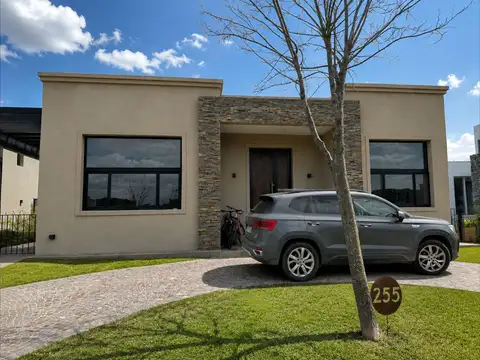 Casa en Alquiler con 2 cocheras