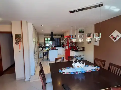Casa en Venta con 3 cocheras