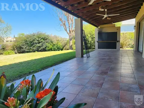 Casa en Alquiler con 1 cochera