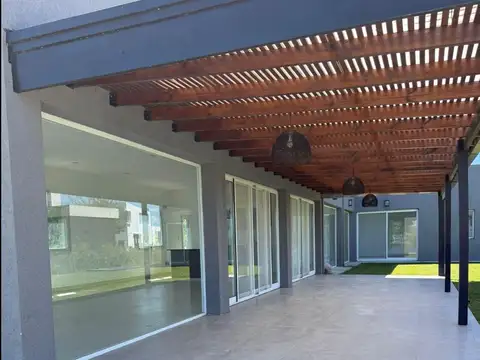 Casa 5 ambientes con 3 baños