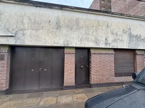 Venta Casa 2 Dorm. y Estudio en  Barrio Sur