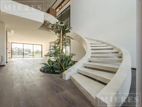Casa 7 ambientes con 5 baños