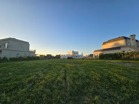 Venta Espectacular Lote a Laguna 1300 m2 Apto Cred