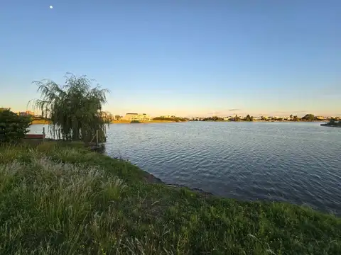 Venta Espectacular Lote a Laguna 1300 m2 Apto Cred