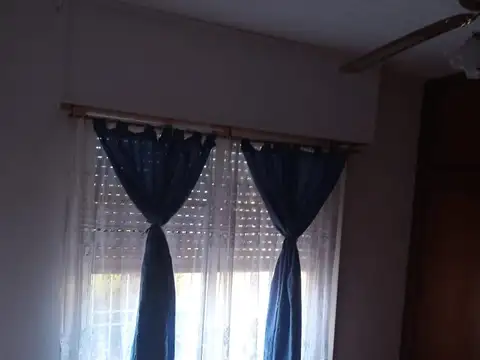 CASA EN VENTA – 2 DORMITORIOS – COCHERA PARA 3 AUTOS – BERAZATEGUI