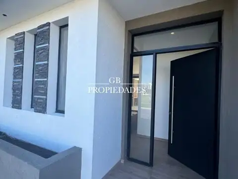 Casa 5 ambientes con 4 baños