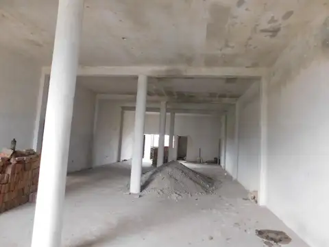 SALON CON BAÑO Y GARAJE