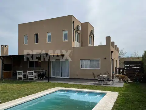 Casa 6 ambientes con 2 baños