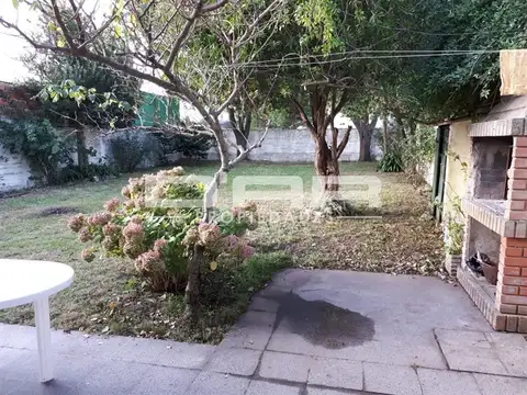 CHALET EN 2 PLANTAS, 2 BAÑOS. LOTE 10x30