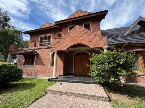 Casa centrica con cuatro dormitorios pileta y quincho en venta