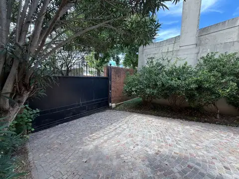 Casa centrica con cuatro dormitorios pileta y quincho en venta