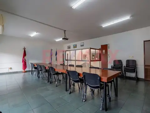 Oficina 9 ambientes con 4 baños